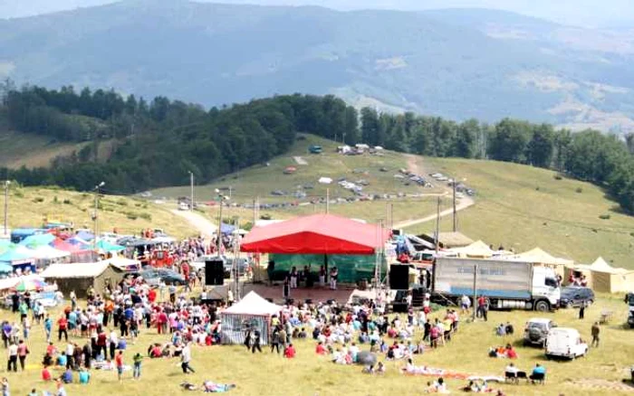 Târgul de fete de la Muntele Găina FOTO arhivă Adevărul