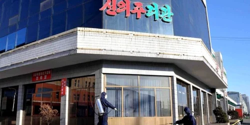 Lucrători dezinfectează spaţiile publice în capitala Coreii de Nord Phenian 15 februarie 2020 FOTO EPA-EFE