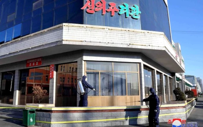 Lucrători dezinfectează spaţiile publice în capitala Coreii de Nord Phenian 15 februarie 2020 FOTO EPA-EFE