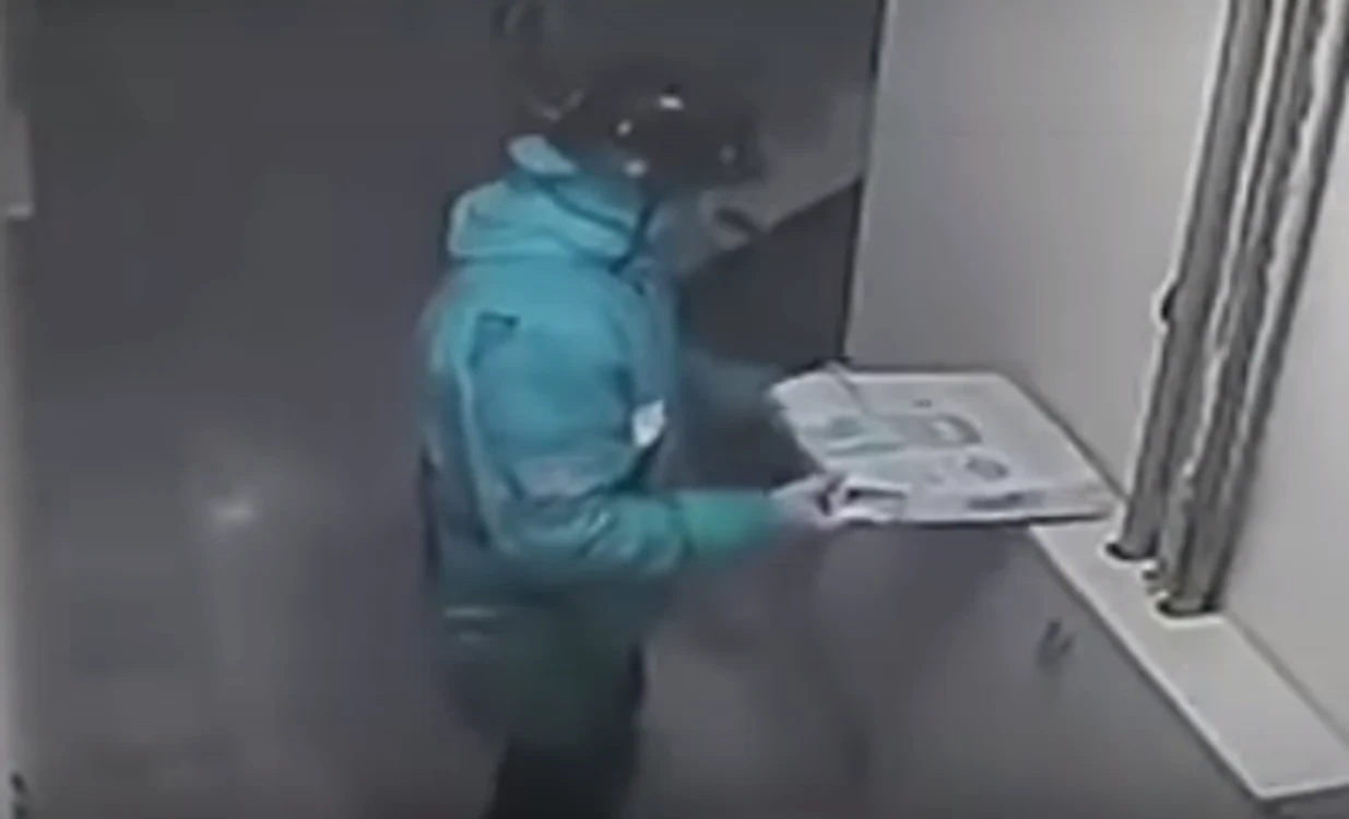 
    Curierul a fost surprins de camera de luat vederifoto: captură Youtube  