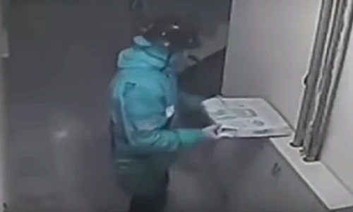 curier scuipa pe pizza png