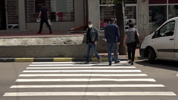 trecerea de pietoni care se opreste in zid