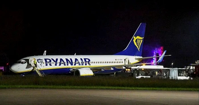 Incident grav pe un aeroport din Grecia. O aeronavă Ryanair a lovit o barieră după aterizare. Aripa Boeingului 737, distrusă
