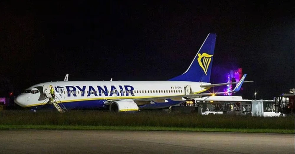 De ce s-a spart geamul avionului Ryanair-Air Malta în timpul zborului și un pasager a fost aproape aspirat afară. Un astfel de incident s-ar putea repeta?