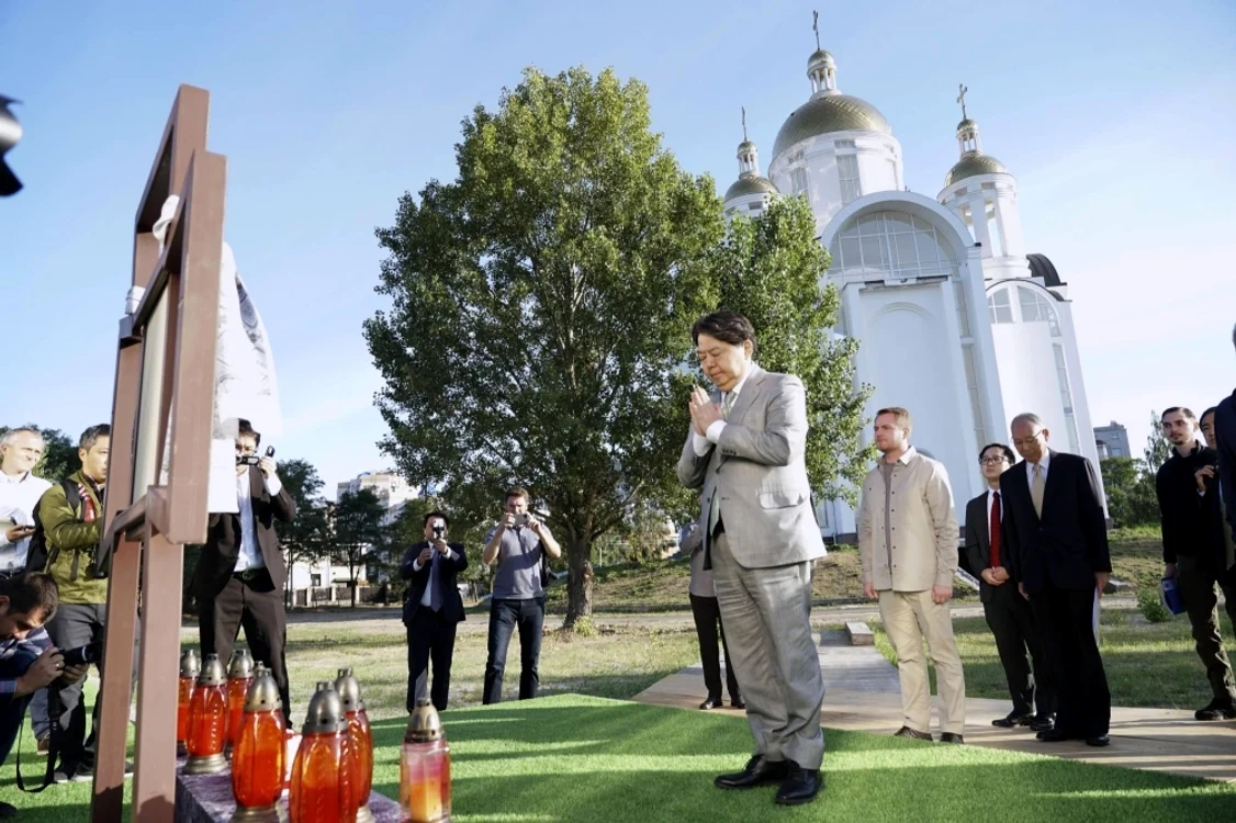 Yoshimasa Hayashi la locul comemorării masacrului din Bucea FOTO Kyodo