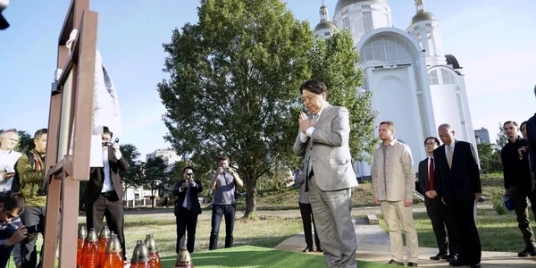 Yoshimasha Hayashi la locul comemorarii victimelor din Bucea FOTO Kyodo jpeg