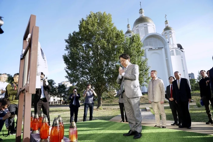 Yoshimasa Hayashi la locul comemorării masacrului din Bucea FOTO Kyodo