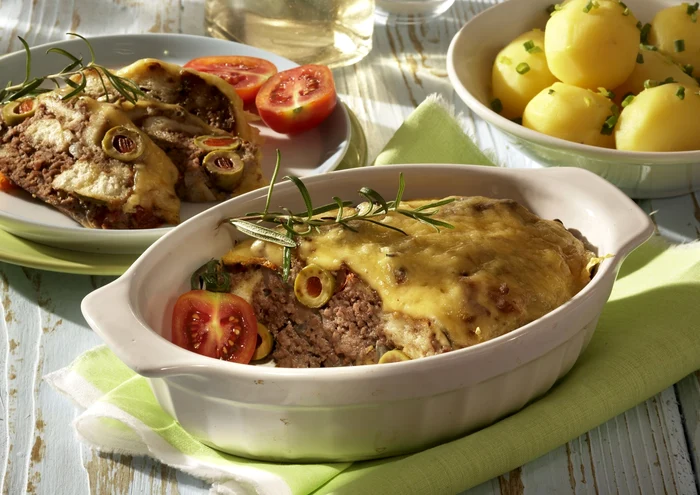 
    Budincă de carne cu măsline  