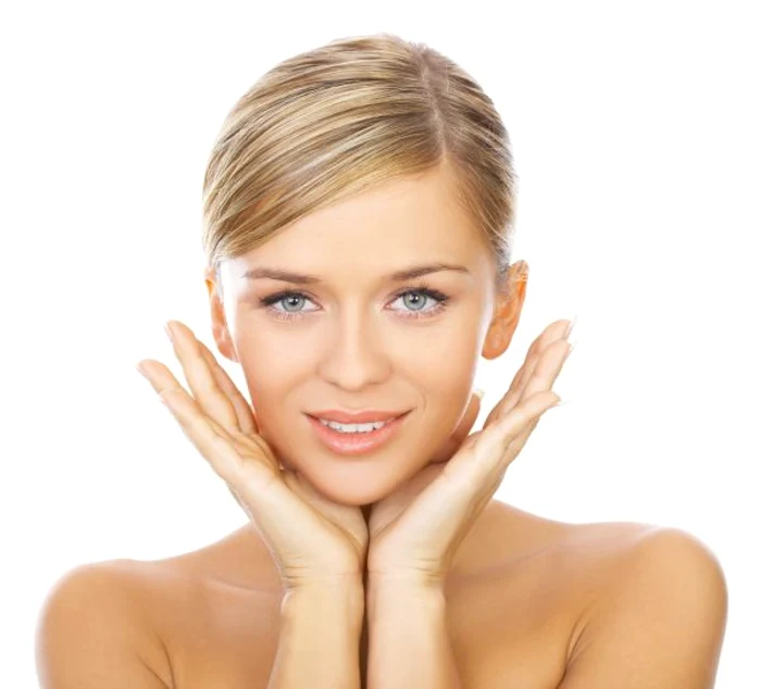 Machiajul de vară trebuie să fie unul cât mai uşor şi cât mai natural