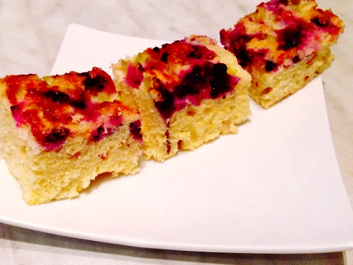 Prăjitură cu rabarbar şi afine