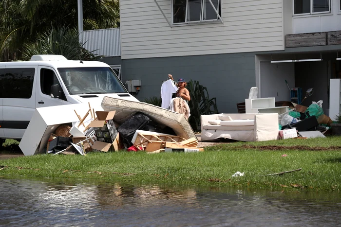 Oamenii s-au trezit cu apa  până la genunchi în case