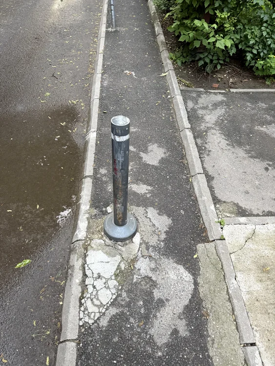 Un trotuar extrem de îngust, blocat aproape complet de stâlpișori