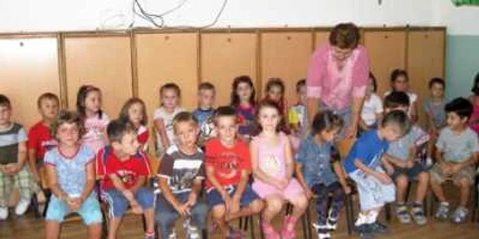 Copiii din grupele mici sunt îngrămădiţi