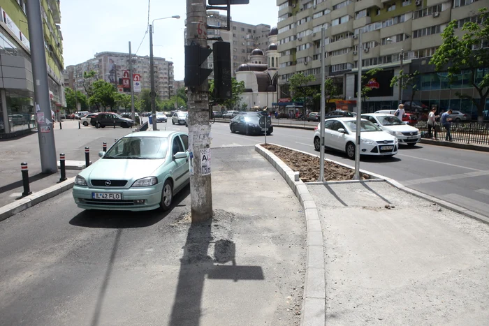 Stâlpul de iluminat a fost uitat pe una din bretelele de acces pe Șos. Pantelimon. El va fi mutat când va decide șeful lui Dorel (foto: Sever Gheorghe)