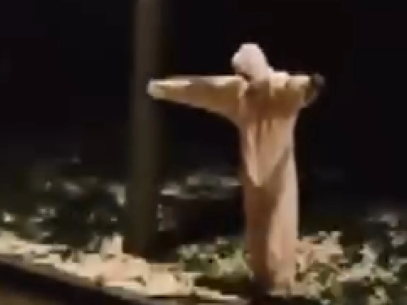 Un tânăr din Bulgaria s-a costumat în fantomă pentru a speria șoferii, iar prietenii lui aruncau cu pietre în mașini