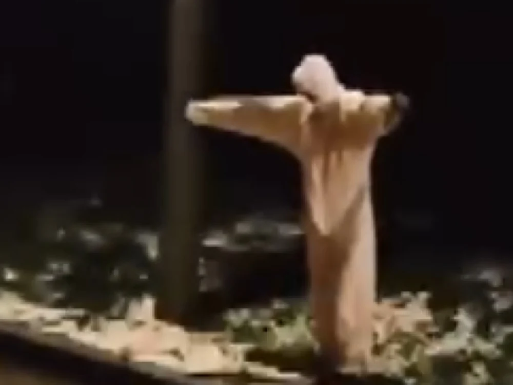 Un tânăr din Bulgaria s-a costumat în fantomă pentru a speria șoferii, iar prietenii lui aruncau cu pietre în mașini