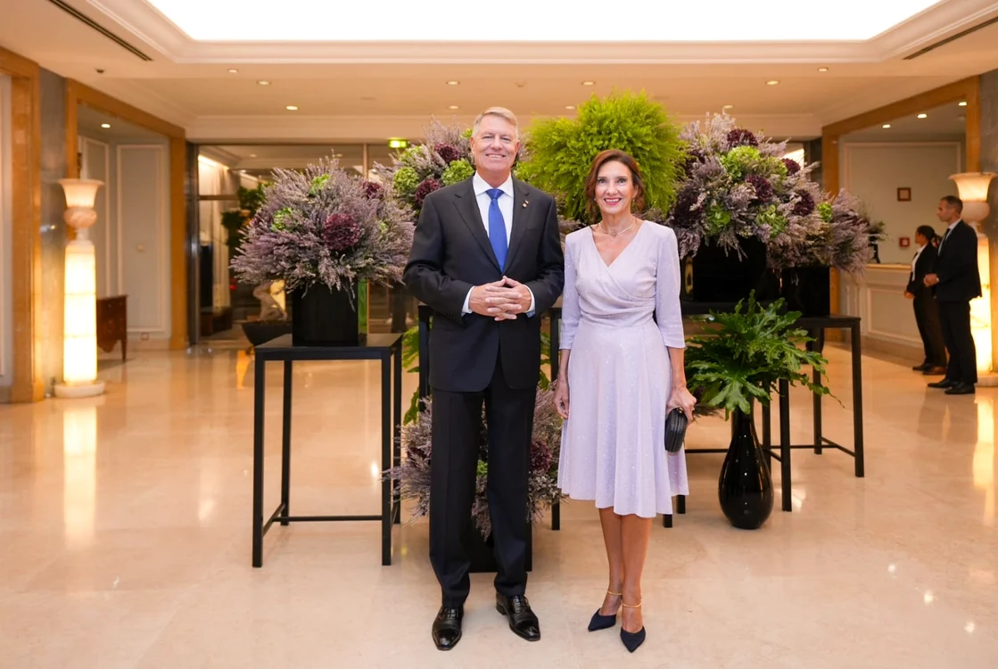 La dineul oficial, Carmen Iohannis a purtat o creație ELLIS by Eli Lăslean. FOTO: Facebook