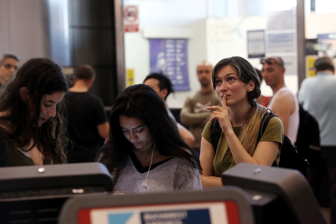 Protest Romatsa întârzieri pe Aeroportul Otopeni   FOTO Sever Gheorghe