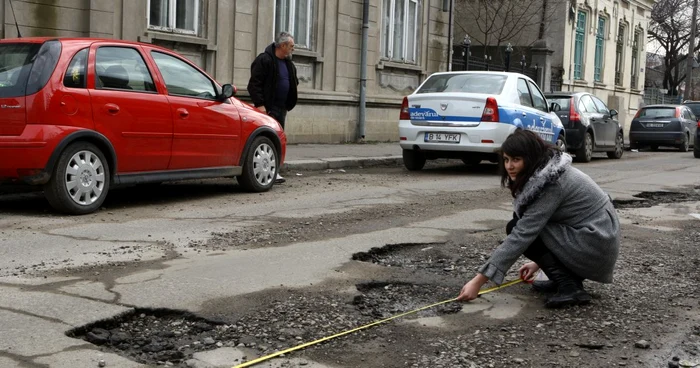 Strada are sens unic, iar şoferii sunt nevoiţi să treacă prin gropi.