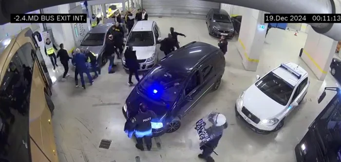 Oficialii lui PAOK îi fugăresc pe ei trei suporteri ai lui AEK. Captură video