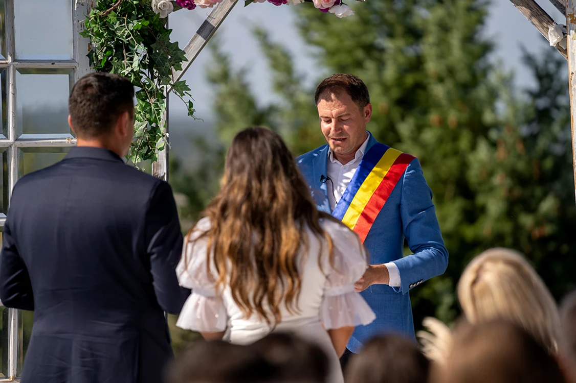 Cei doi au fost cununați de primarul  din Măciuca, Mugur Mărcoianu