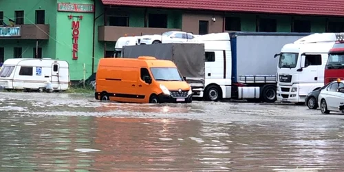 DN7 - E81 Valea Oltului în zona Balta Verde - Câineni inundat Foto Adevărul