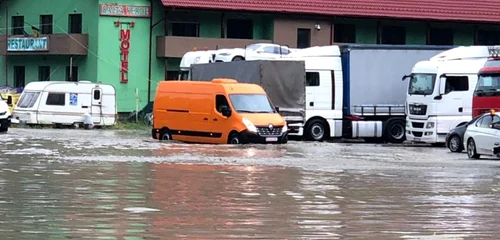 DN7 - E81 Valea Oltului în zona Balta Verde - Câineni inundat Foto Adevărul