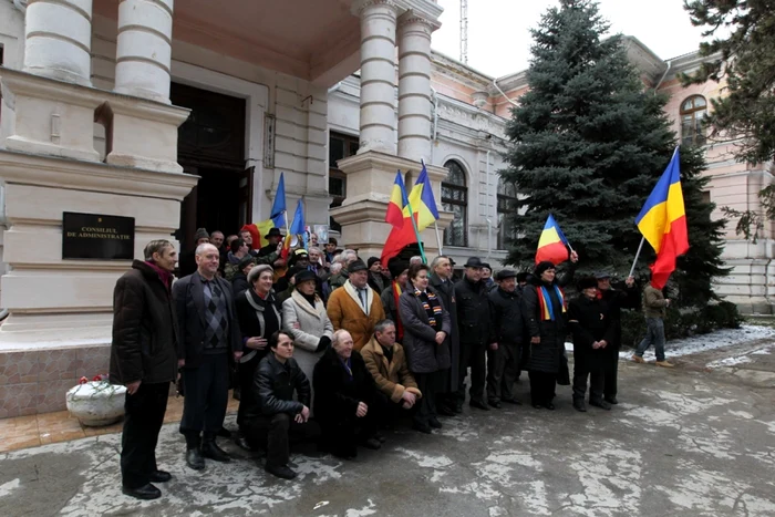 Constituţia României trebuie să fie identică cu cea a Republicii Moldova, consideră adepţii Unirii celor două ţări