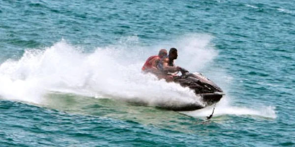 VIDEO Turiştii pe ski-jet, pericol pentru înotători