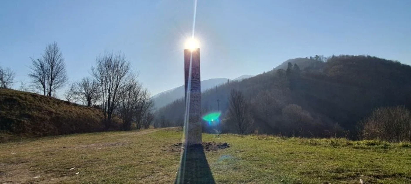 Ciudata construcţie a apărut în zona unui sit arheologic FOTO Ziarpiatraneamt.ro