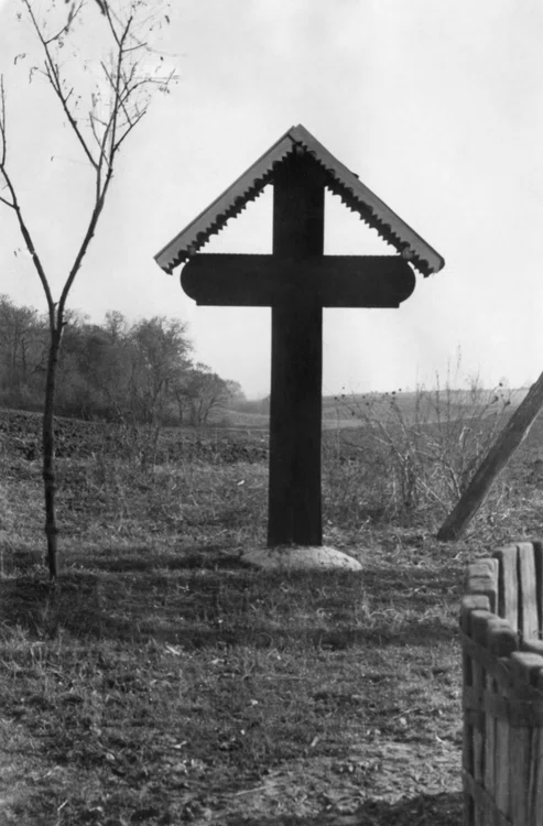 Cruce pe șoseaua Brașov-București din România, marcând mormântul lui Corneliu Codreanu GettyImages