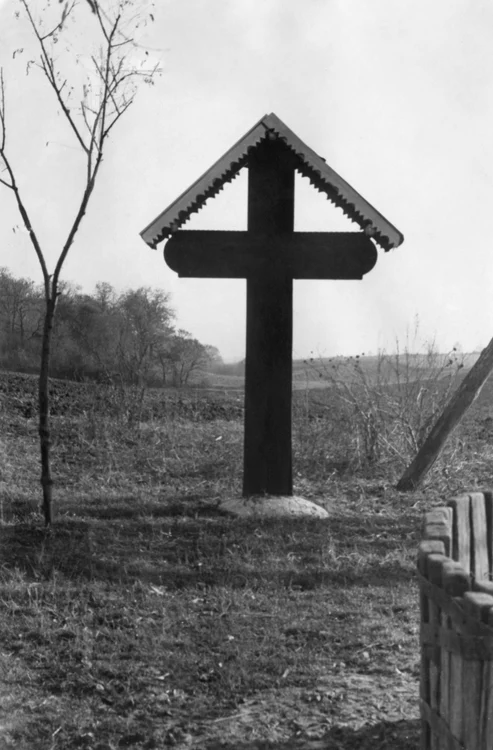 Cruce pe șoseaua Brașov-București din România, marcând mormântul lui Corneliu Codreanu GettyImages