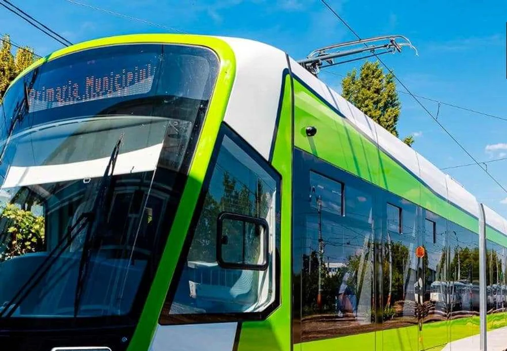 Șofer plecat „după mici” a blocat probele tehnice de pe linia de tramvai 5, parcând direct pe șine