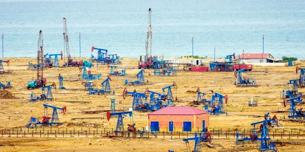 Sonde de petrol in  Azerbaidjan FOTO Shutterstock 