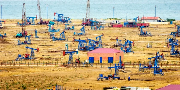 Sonde de petrol in  Azerbaidjan FOTO Shutterstock 
