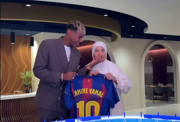 Lamine Yamal, alături de bunica sa, Fatima;    Foto/Instagram 
