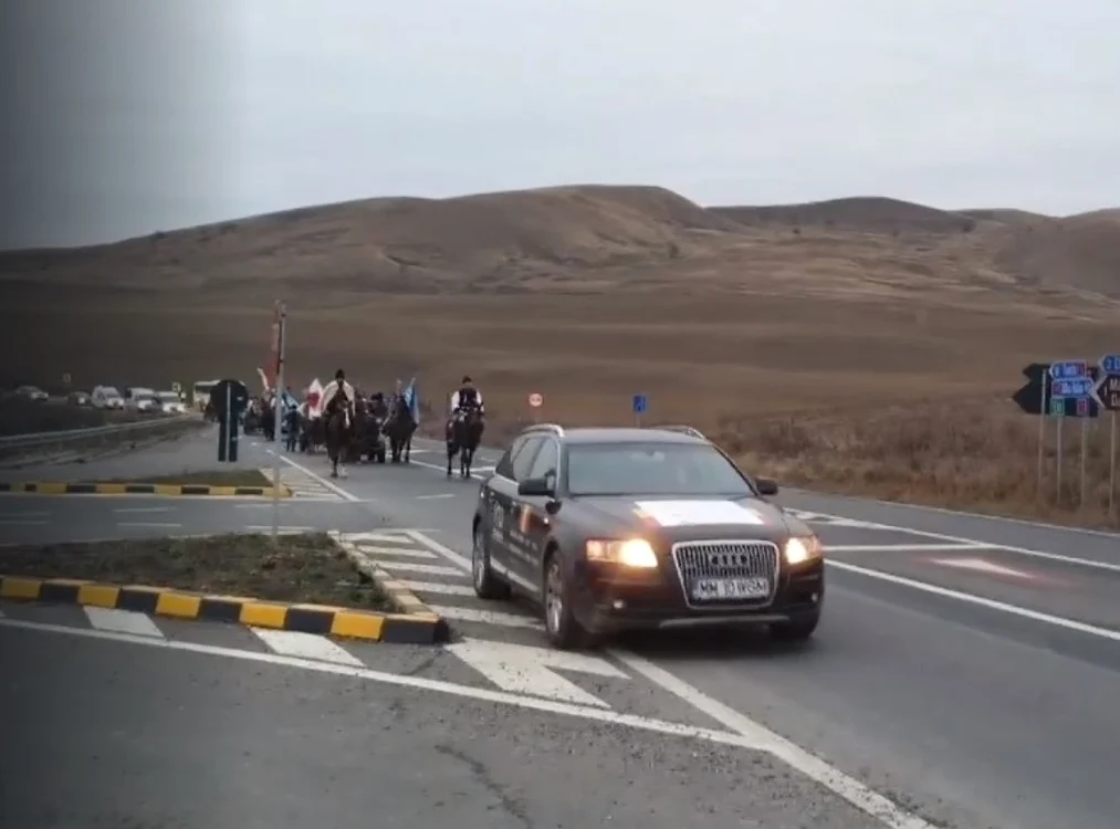 Maşina Consiliului Judeţean însoţeşte caravana