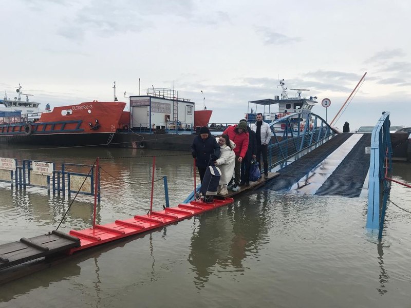 Bacul Galați-Tulcea a fost suspendat, deoarece Dunărea a inundat pasarela de acces. La ce soluție s-a apelat VIDEO