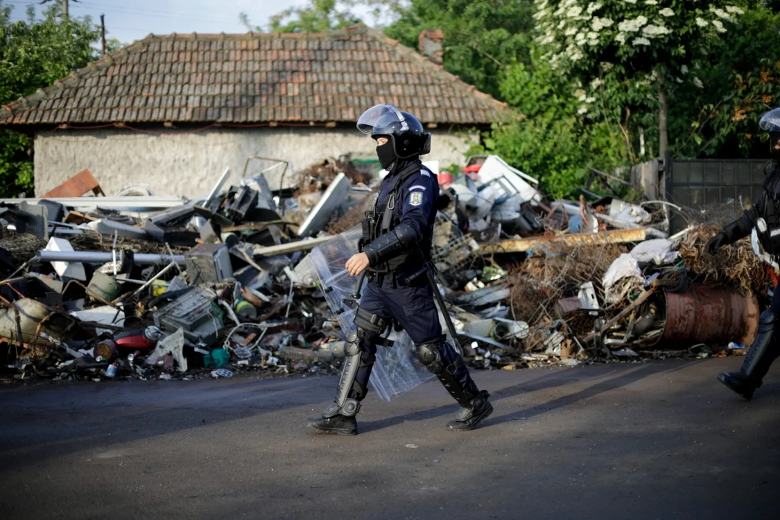 FOTO: Inquam Photos / 27 mai 2021 - Zeci de comisari ai Gărzii de Mediu şi peste 200 de poliţişti şi jandarmi descind la firme care depozitează şi ard ilegal deşeuri în Săruleşti, judeţul Călăraşi