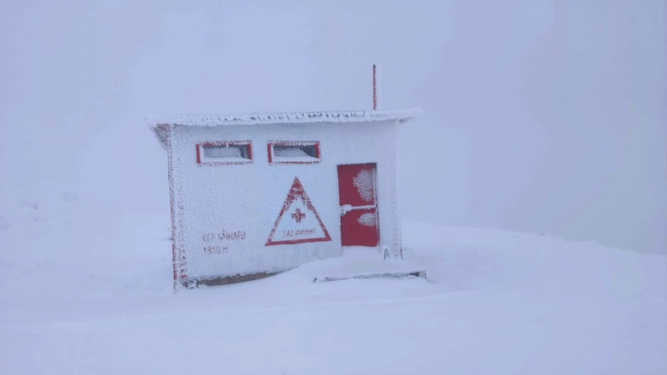 Uşa refugiului Găinaţu a fost lăsată deschisă de turişti, deşi afară era un viscol puternic FOTO: Salvamont Argeş