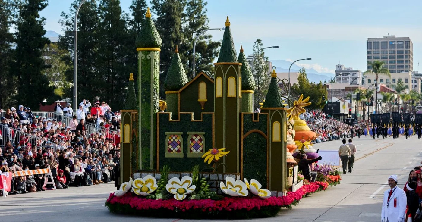 În cadrul evenimentului sunt prezentate diverse scene florale „plutitoare” (foto: Profimedia)