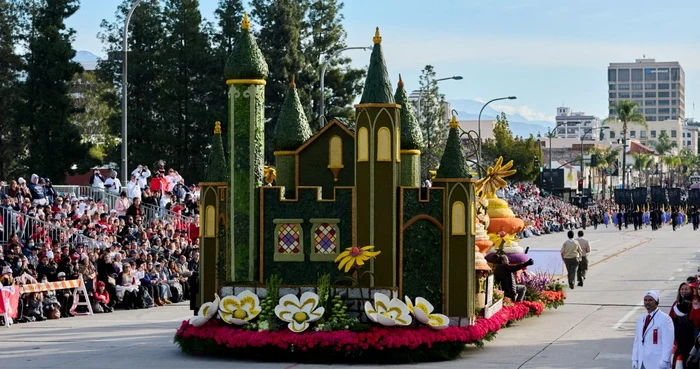 În cadrul evenimentului sunt prezentate diverse scene florale „plutitoare” (foto: Profimedia)