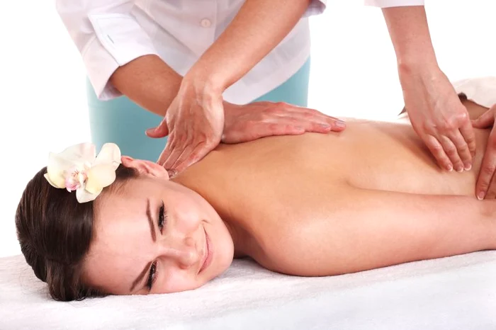 
    Masajul terapeutic sau/şi de relaxare ajută la reducerea şi tratarea durerilor de spate  