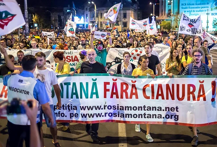 Mii de români au protestat în stradă împotriva explorărilor cu cianuri de la Roşia Montană