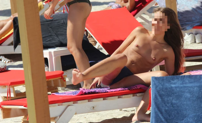 Fetele au renunțat la sutien pe plaja din Mamaia