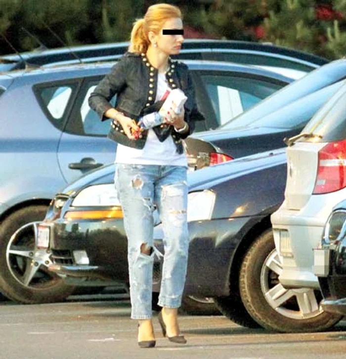 După ce Click! le-a dat în vileag aventura, Roxana Badea a fost fotografiată tristă și îngândurată