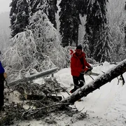 Drumul a fost blocat în zona Cheile Tătarului. FOTO IJJ Dâmbovița