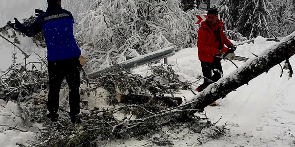 Drumul a fost blocat în zona Cheile Tătarului. FOTO IJJ Dâmbovița