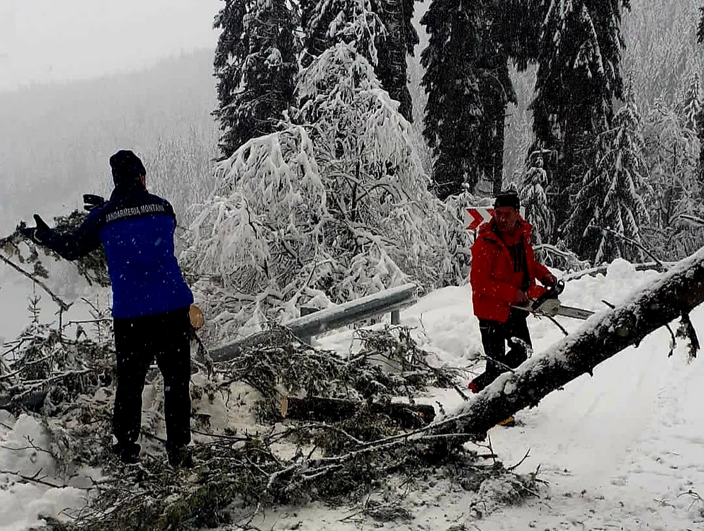E Cod roșu de ninsori si vânt puternic în zonele montane. FOTO arhivă IGSU