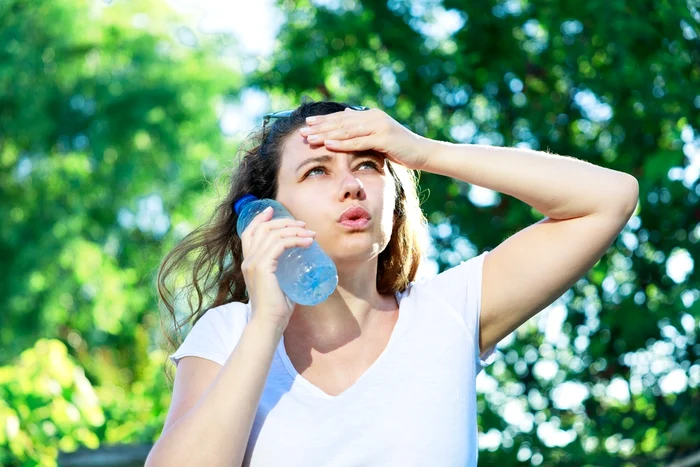 Nu aștepta să-ți fie sete pentru a bea apă. FOTO: Shutterstock